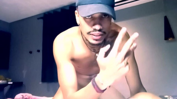 Шлепает свою крошку и долбит на камеру