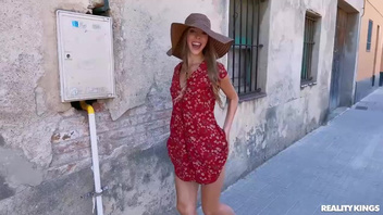 Возле заброшенного здания самец долбит красавицу