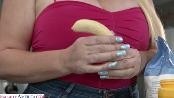 Толстушку с большими дойками натянул самец