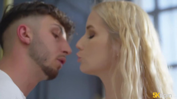 Блондиночка с огромными сиськами круто шпилится