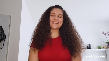 Грудастая жопастая сука мастурбирует