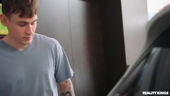 Прокатил жопастую телку  на здоровом члене