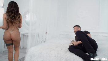 Роскошную мокрую телку шпилит самец