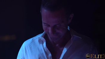 Шикарную бабу с большими сиськами  трахнул мужик