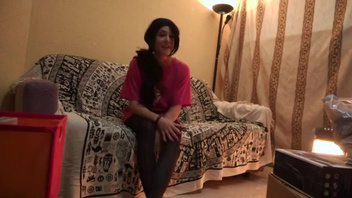 Мужик пердолит красотку  и снимает видео