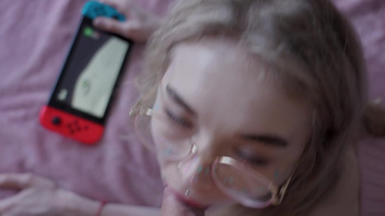 Любовница в очках сосет конец и жарится