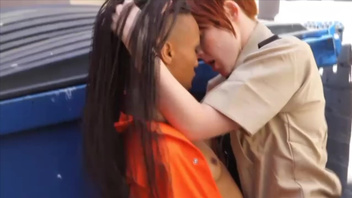 Телочка дерет страпоном  чернокожую крошку