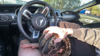 В автомобиле дал своей суке сосать хуец