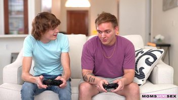 Веселая телка брюнетка круто ебется