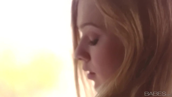 Баба с красивыми  сиськами ласкает пиздень