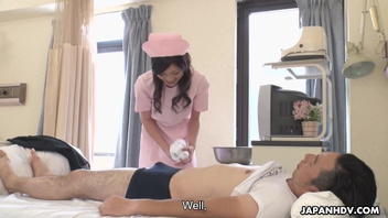 Японская брюнетка дрочит мужику хрен