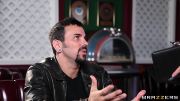 Пышногрудая мамочка  захотела здоровый хуй