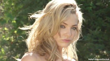 Мастурбация на природе, крошка отлично шалит