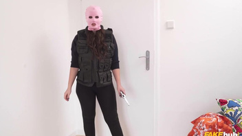 Сучка с большой попкой круто трахается