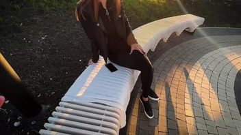 Телочка играется с членом мужика