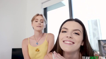 Двух  красивых телочек зажарил  огромный член