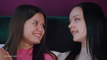 Две лесбиянки отлично вместе шалят