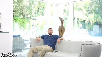 Худенькую милую телку круто шпилит большой член