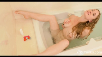 Сисястая девчонка шалит в ванной