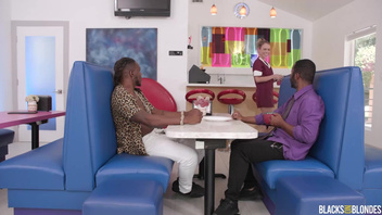 Негры жестко опустили белую официантку