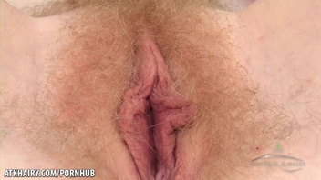 Телка играет  со своей вагиной