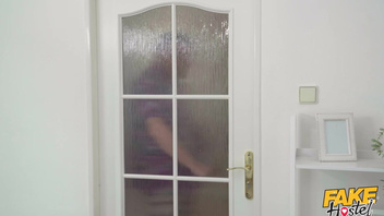 Две сисястые самки классно шпилятся с одним самцом