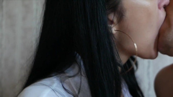 Красотка брюнетка исполнила жаркий отсос