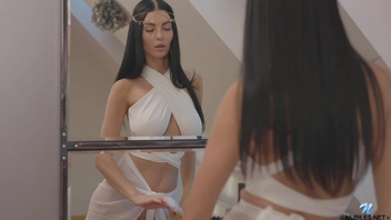 Телочка с отличными дойками ласкает себя пизду