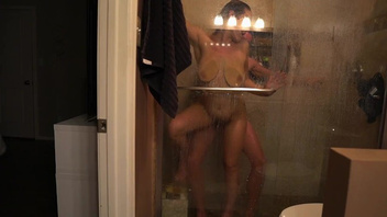 В душевой кабине самец пердолит  свою грудастую телочку