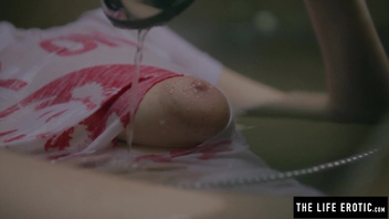 Красотка Эмили (Emily J) играется с пиздой