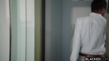 Негр огромным концом жестко ебенит белоснежку