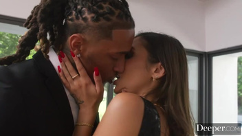 Зрелый самец пердолит шикарную девку