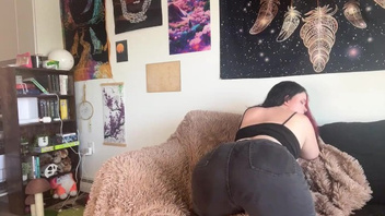 Телочка показывает свою большую попку