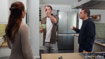 Огромный хрен круто шпилит красотку