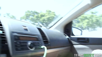 Дал курве пососать в машине  и потом отодрал ее на хате