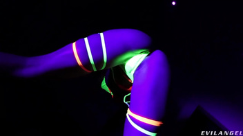 Роскошная девочка шпилится в ротан и в анальный вход