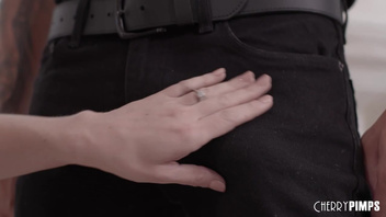 Здоровый хрен  натягивает грудастую мамашу