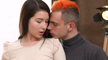 Пацан с ирокезом трахнул молодку милашку