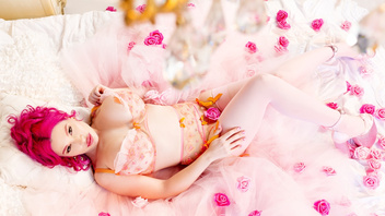 Грудастая Лили (Lily Lou)  ласкает пиздень