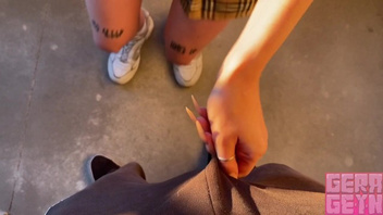 Знакомая шлюха уверенно сосет хрен