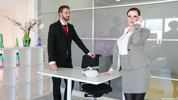 Начальник круто дрючит офисную курву