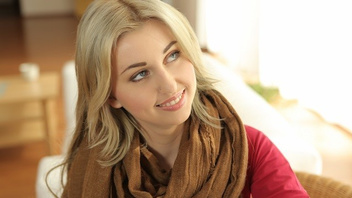 Милашка блондиночка классно шпилится