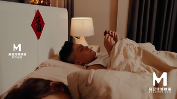 Азиаточка милашка берет в ротик и долбится