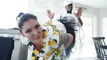 Негр мощно дрючит белую толстую бабу