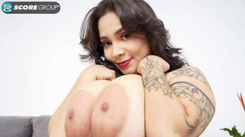 Жирная сучка с большими дойками