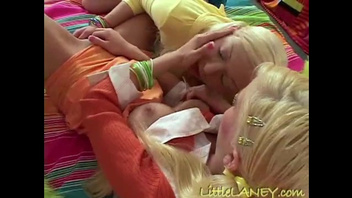 Две блондиночки лесбухи классно шалят