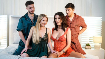 Мощный групповой трах с красотками