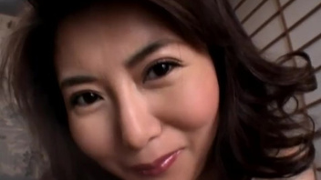 Японская телочка дрочит самцу хрен