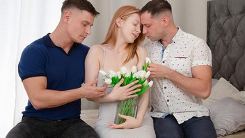 Парни на двоих выебали худую милую девку