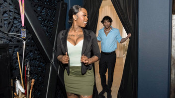 Сисястую красивую негритянку  ебенит мужик